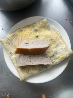 Hình ảnh Bánh Cuốn Trứng Chín Chả Quế