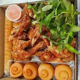 Hình ảnh ComBo Gà Nướng Ngũ Vị Sire vừa+ 1 cơm lam + 4 bánh bao