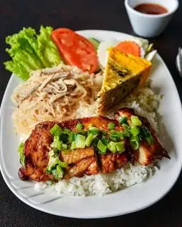 Hình ảnh Cơm tấm sườn nướng + bì thịt + chả hấp