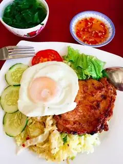 Hình ảnh Cơm tấm sườn nướng + trứng ốp la