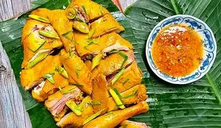Hình ảnh 1/2 con gà ủ muối chặt sẵn (ăn lạnh)