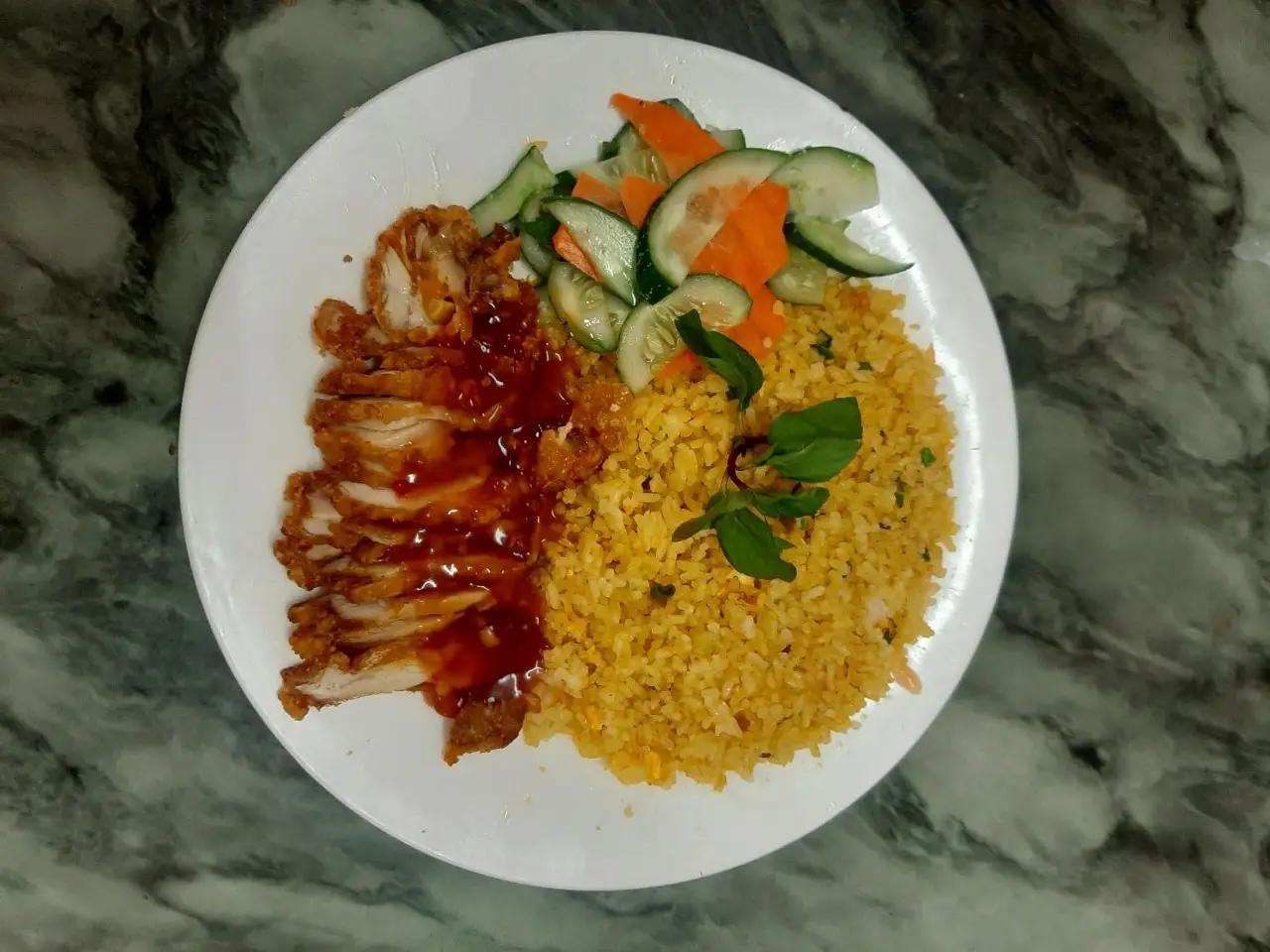 Hình ảnh Cơm rang gà giòn sốt chua ngọt