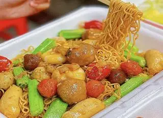 Hình ảnh Mì trộn viên chiên mắm tỏi 