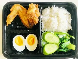 Hình ảnh Cơm trứng - cánh gà chiên giòn