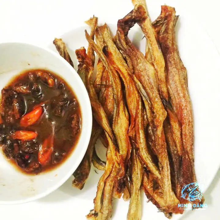 Hình ảnh 1 con cá Khoai nướng chấm mắm me