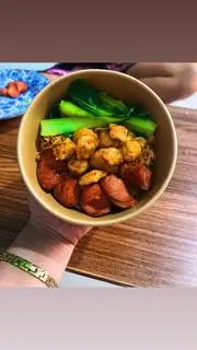 Hình ảnh mì trộn cá viên + xúc xích