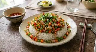 Hình ảnh Cơm trắng thịt xào rau củ + nước