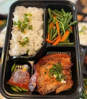 Hình ảnh Cơm tấm sườn nướng kèm rau dưa