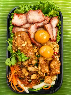 Hình ảnh Mì trộn đầy đủ đùi gà - full topping
