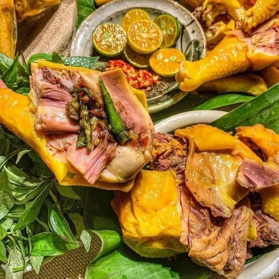 Hình ảnh Combo 1 Con Gà Ủ Muối Hoa Tiêu Dai,Giòn + 2 ly hồng trà tắc khổng lồ( Chặt Sẵn + kèm rau dưa muối chấm)