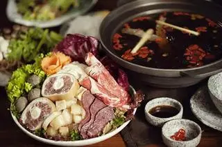 Hình ảnh lẩu thập cẩm 4 người ăn