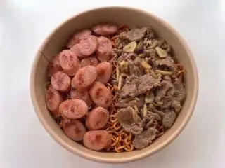 Hình ảnh Mì trộn xúc xích - thịt bò xào