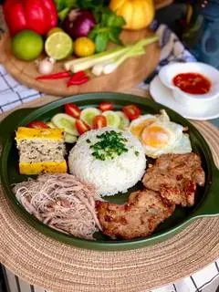 Hình ảnh Cơm tấm sườn nướng + bì thịt + chả hấp + trứng ốp la