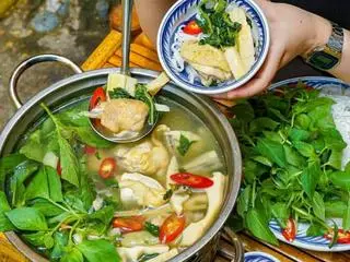 Hình ảnh LẨU GÀ LÁ É