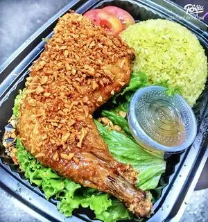 Hình ảnh Cơm gà xối mỡ sốt mắm tỏi
