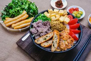 Hình ảnh Combo 2 người: 1 Bún riêu Bò Chả ốc Đậu, 1 Bún riêu Bò Giò Đậu, 1 chai nước suối Dasani 510ml