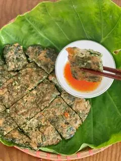 Hình ảnh 2 Quả Trứng Rán Lá Ngải Pate