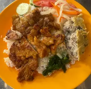 Hình ảnh Cơm thịt xiên trứng kho