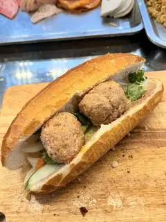 Hình ảnh Bánh mì xíu mại