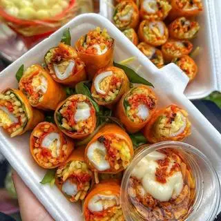 Hình ảnh Bánh tráng cuộn chấm sốt me