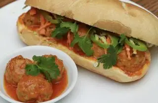 Hình ảnh Bánh mì xíu mại