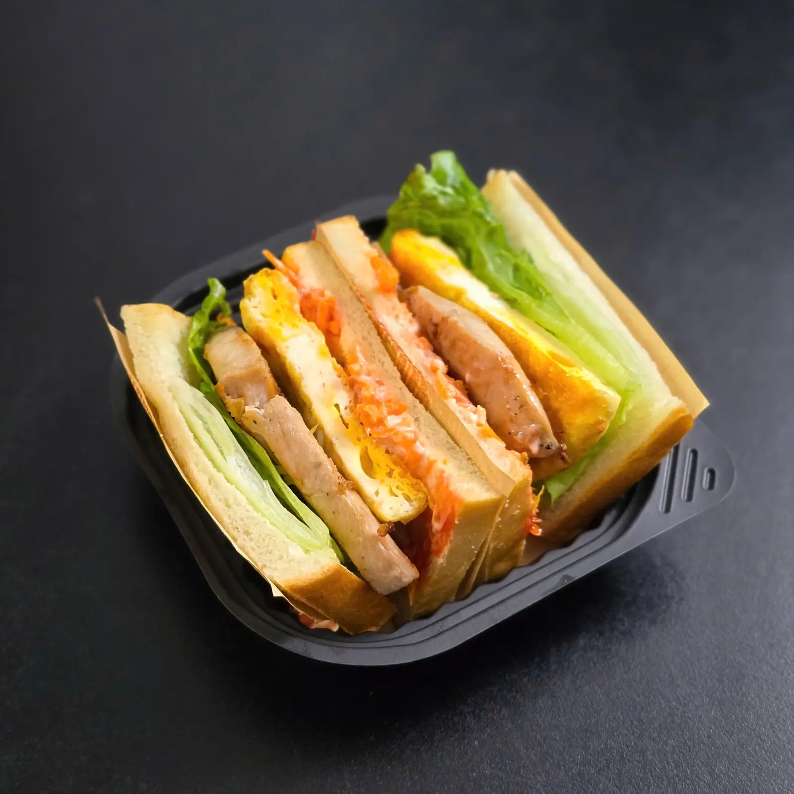 Hình ảnh Sandwich 1 tầng trứng đùi gà xào