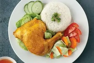 Hình ảnh Cơm Trắng Gà Góc Tư Xối Mỡ