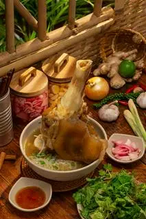 Hình ảnh Bún bò dựng to