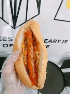 Hình ảnh Bánh mì ruốc hành xúc xích