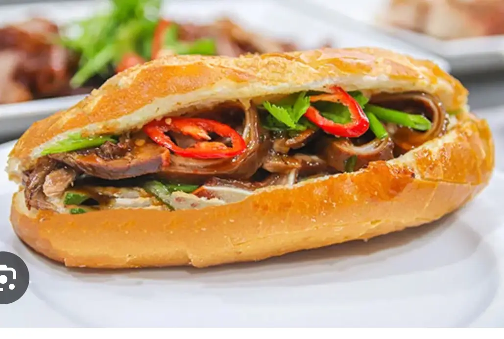 Hình ảnh Bánh mì heo quay đặc biệt nhiều thit 