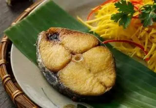 Hình ảnh Cá hú chiên - xoài bằm