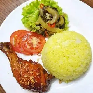 Hình ảnh Cơm Gà Xốt Mắm Tỏi Đùi