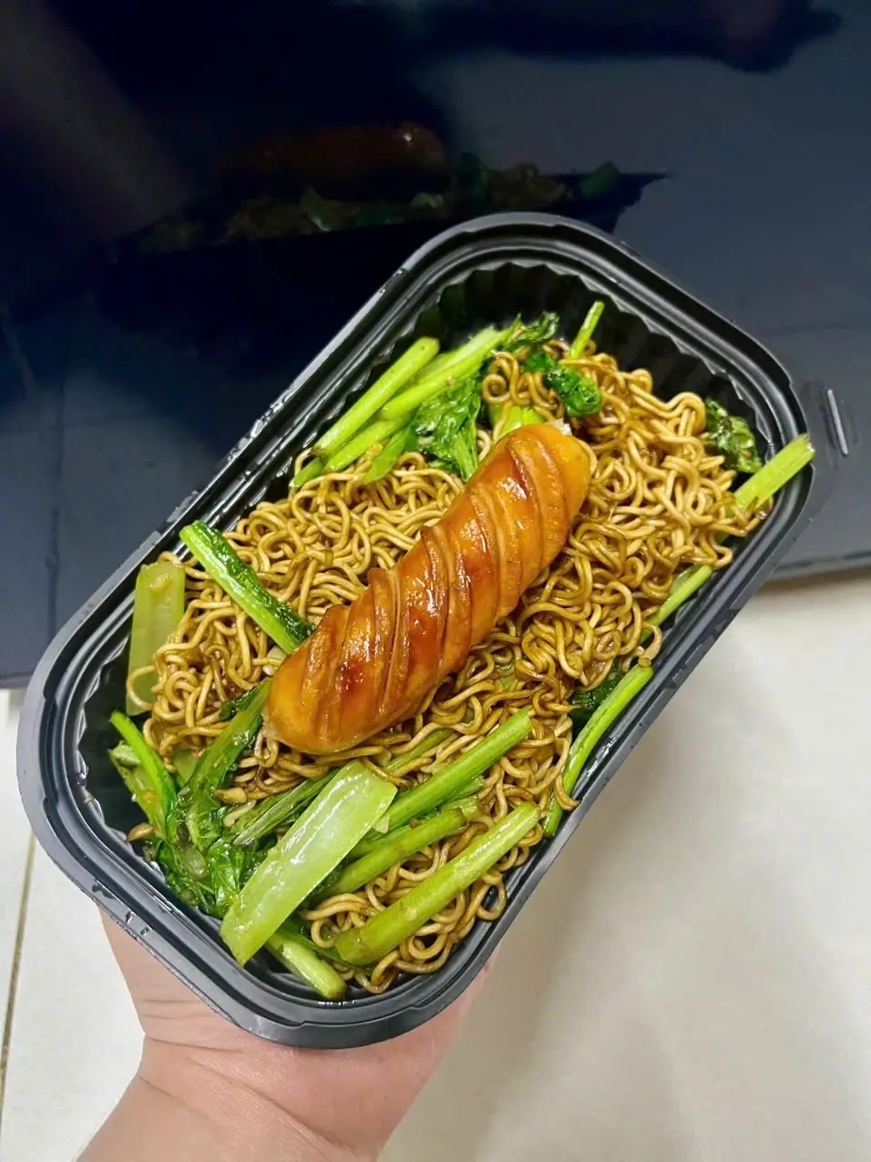 Hình ảnh Mì xào xúc xích đức 1 cây
