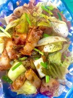 Hình ảnh Cơm thịt heo quay xào cải chua
