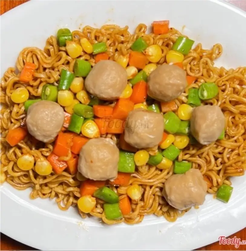 Hình ảnh Mì trộn Indomie bò viên