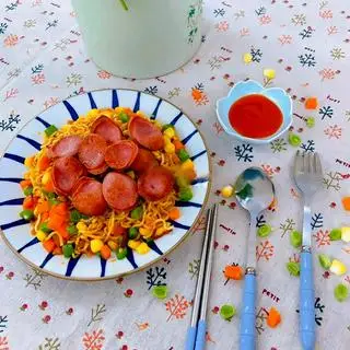 Hình ảnh Mì trộn xúc xích