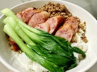 Hình ảnh CƠM LẠP XƯỞNG LU ROU FAN 香腸滷肉飯