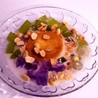 Hình ảnh Dĩa 1 cái bánh flan phô mai thạch khoai môn nước cốt dừa