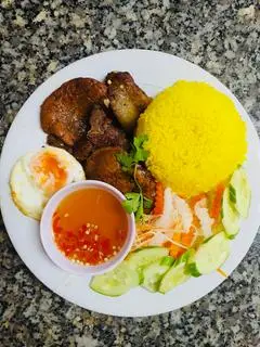 Hình ảnh Cơm sườn nướng - trứng ốp lòng đào