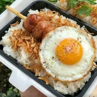 Hình ảnh Xôi Nem Nướng + Trứng ốp la