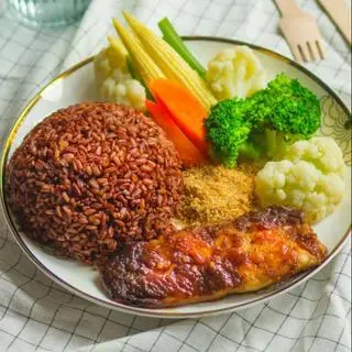 Hình ảnh (suất đặc biệt)cơm gạo lứt cá hồi tươi sốt teriyaki+  rau+ canh+chả ức gà+trứng gà ta luộc 
