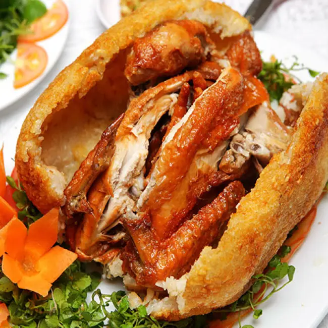 Hình ảnh Gà không lối thoát 1 con kèm rau, tặng coca