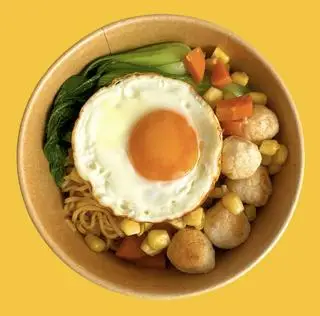 Hình ảnh Mì trộn trứng + cá viên 