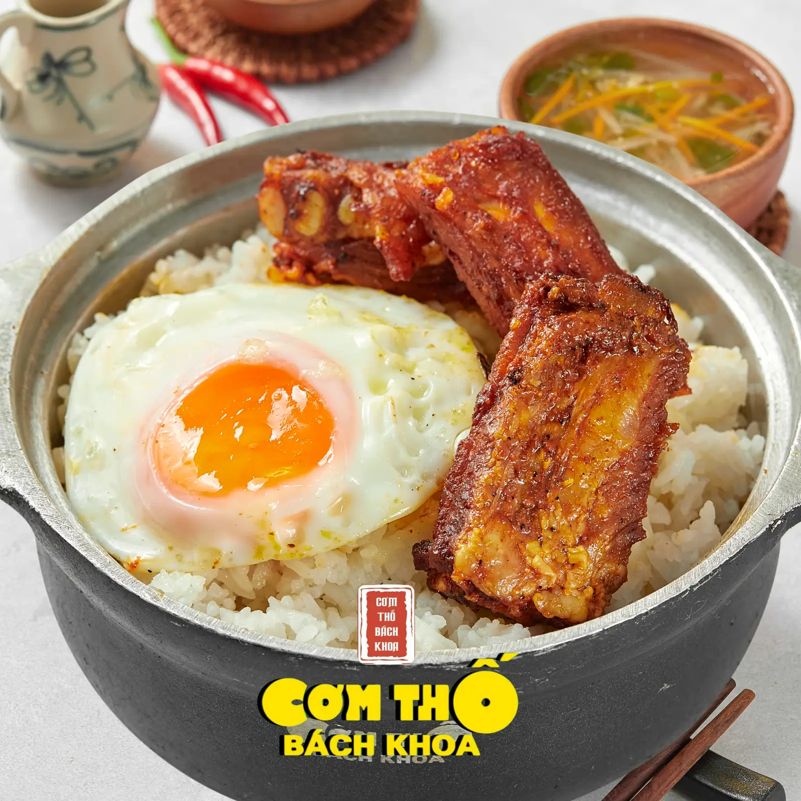 Hình ảnh Cơm trắng sườn trứng ốp