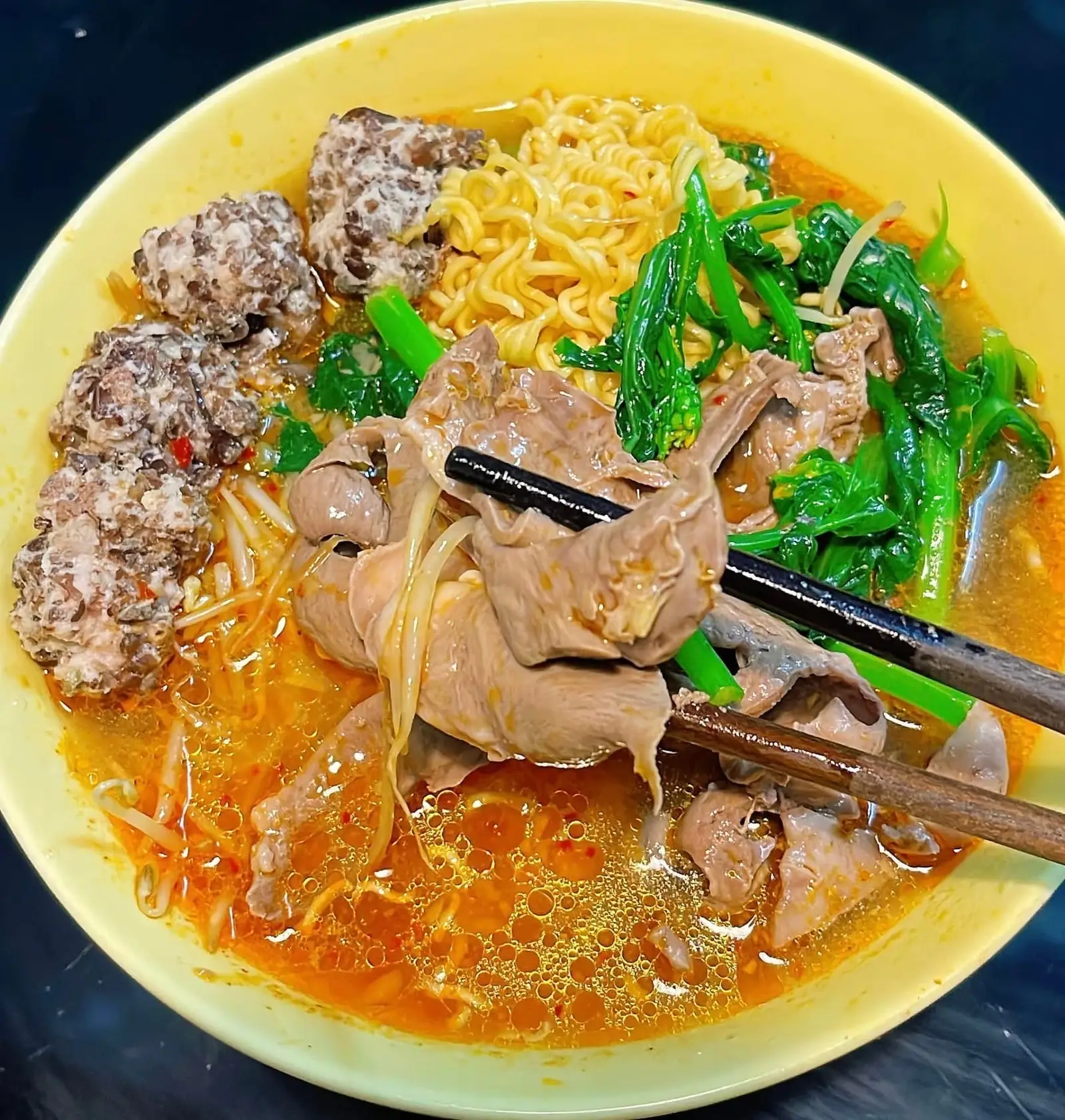 Hình ảnh Mì bò mọc chua cay