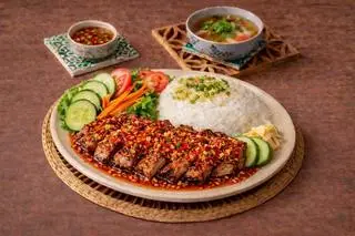 Hình ảnh Cơm thịt nướng sốt thái
