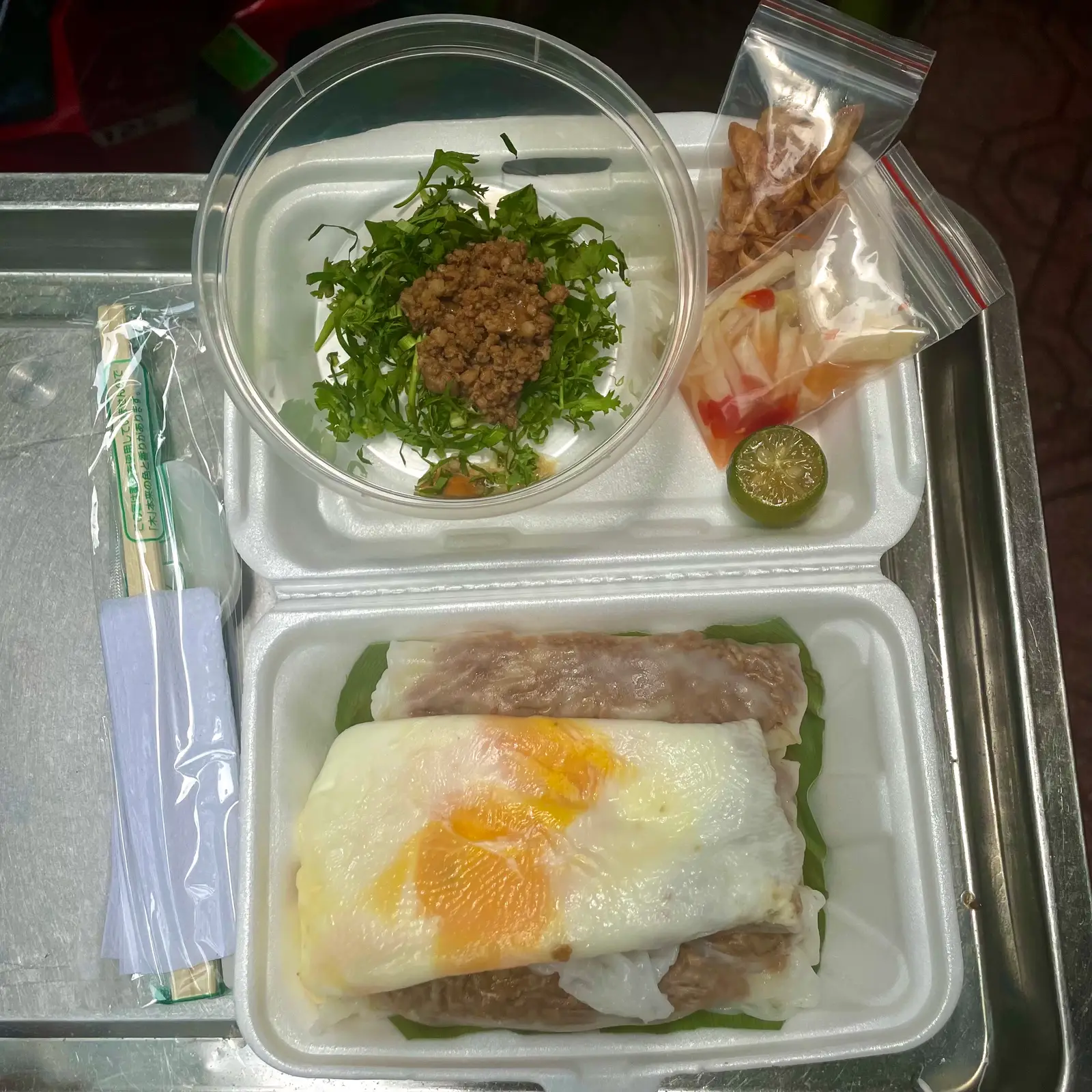 Hình ảnh Suất Không giò (1 trứng chín + 5 bánh)
