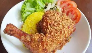 Hình ảnh cơm gà góc tư sốt mắm tỏi 