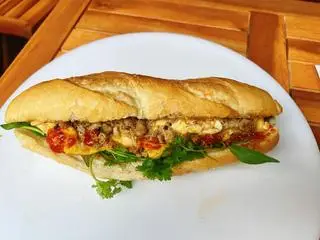 Hình ảnh Bánh mì pate - chả - trứng