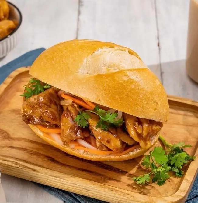 Hình ảnh Bánh mì Gà Nướng Mật Sốt Xá Xíu